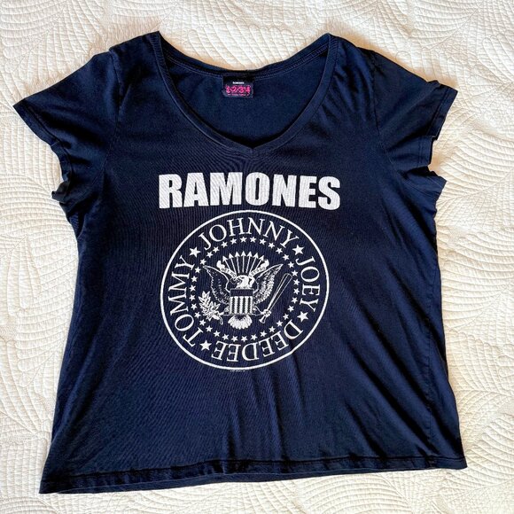 Vintage 2007 Women's Ramones 1234 V-Neck Graphic Band Tshirt Size XL - Picture 4 of 11